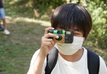 「写ルンです」で遊ぶ撮影合間の阿久津慶人さん