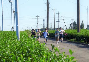 劇中シーン。元気よく走る子どもたち