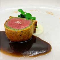 「入間産・金ゴマの生地で包み焼きにした子羊、ゴマのソースとパセリのクリーム」