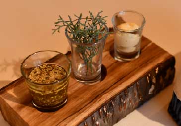 日高市にある醤油蔵のもろみを混ぜ込んだバター(右)と飯能市“シーズニングラボ”さん調合のデュカタイムオイル