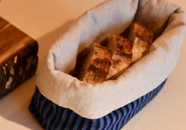 「野田双子織」を再現した布で作成されたパン籠