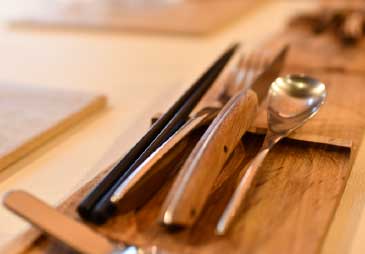 コナラの木を使用したカトラリープレート