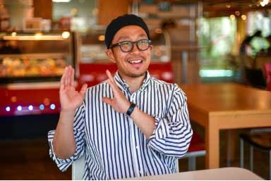 インタビューを受ける内山さん