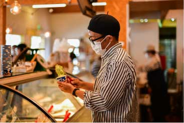 ジェラートを盛り付ける内山さん