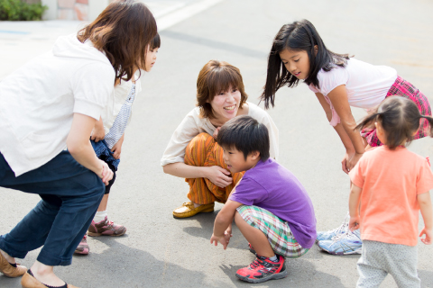 子どもたちが遊んでいる写真