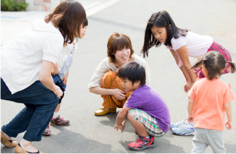 子どもたちが遊んでいる写真